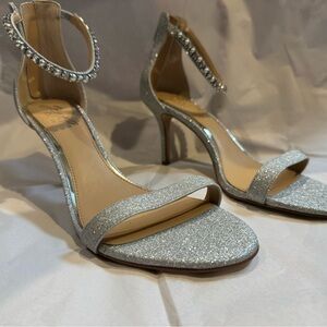 Jewel Bagdley Mischa NWOB Silver Glitter Heel. Size 9.5